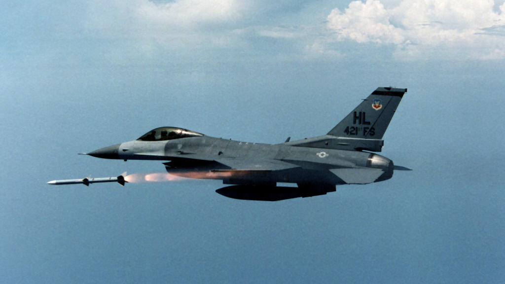 F-16 lanzando misil AIM-120