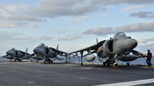 Harrier en la cubierta del buque Juan Carlos I