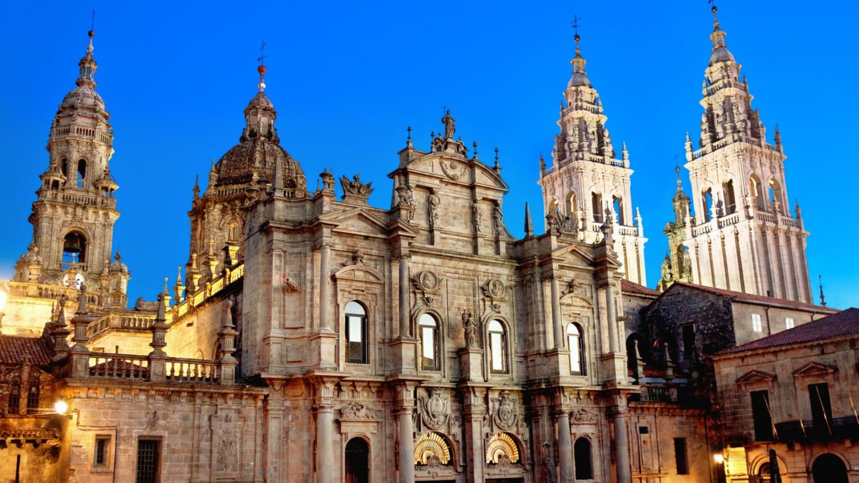 Desde la rúa Tránsito da Quintana se observan las tres torres de la Catedral. La del lateral izquierdo, la de la Berenguela.