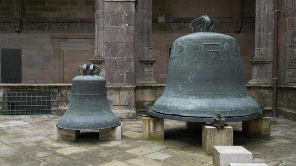 Las campanas originales, expuestas en el Claustro de la Catedral.