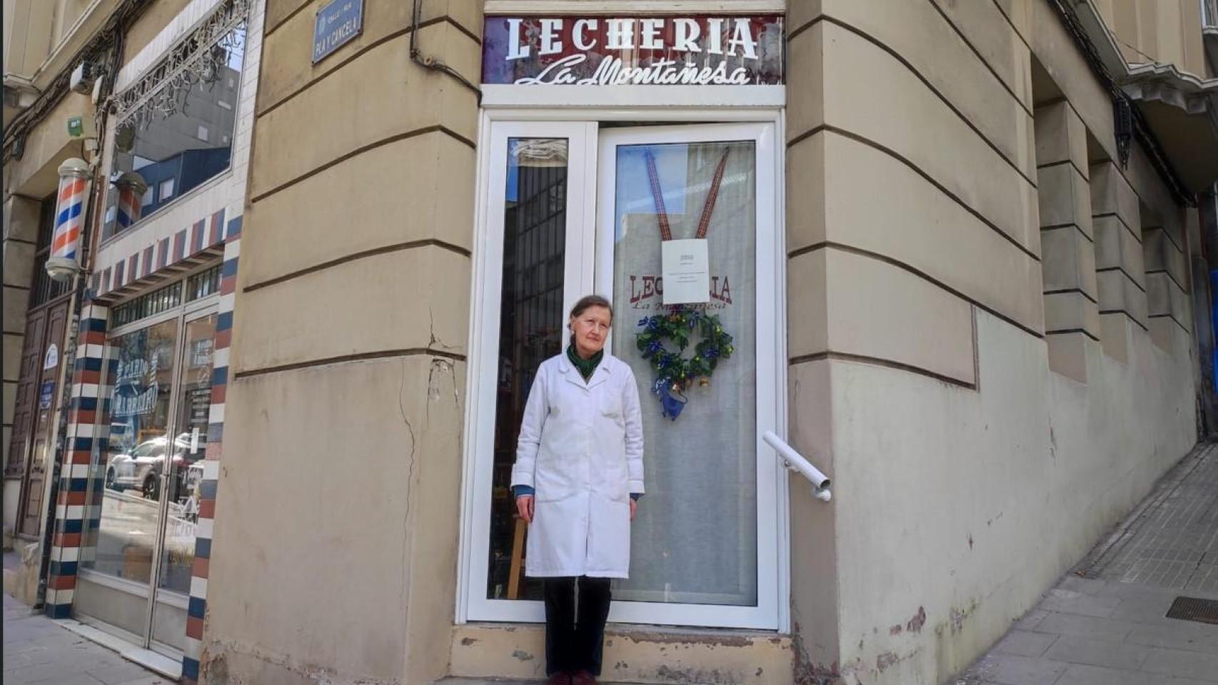 María Teresa Seoane, en la puerta de su lechería, La Montañesa, en A Coruña.