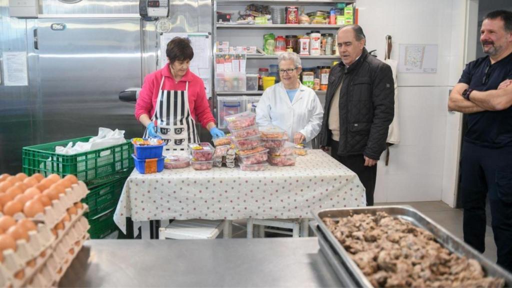 El director general de Inclusión Social, Arturo Parrado, visita la Cocina Económica de Santiago.