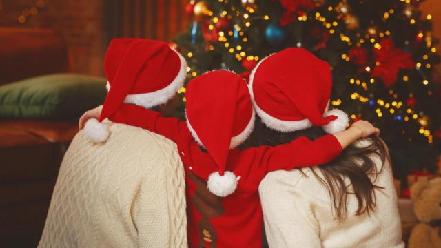 Una familia con gorros de Papá Noel