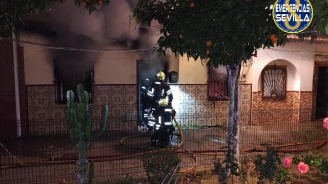 El cuerpo de Bomberos tras la extinción del incendio en Sevilla