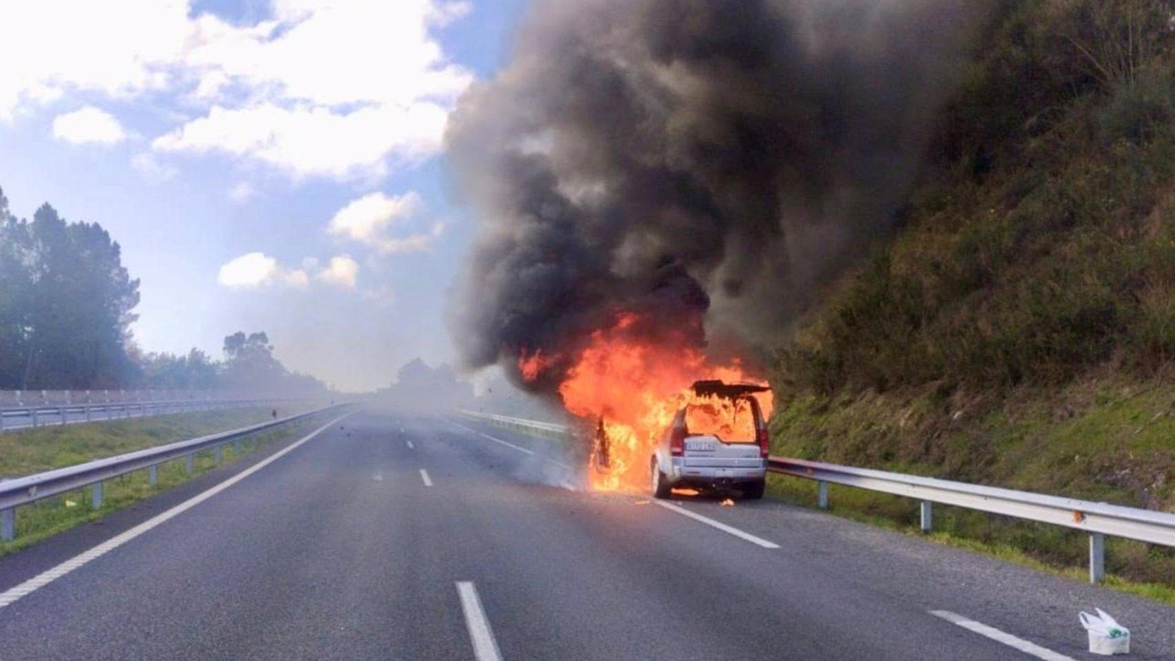 Vehículo ardiendo en la autovía A-52.