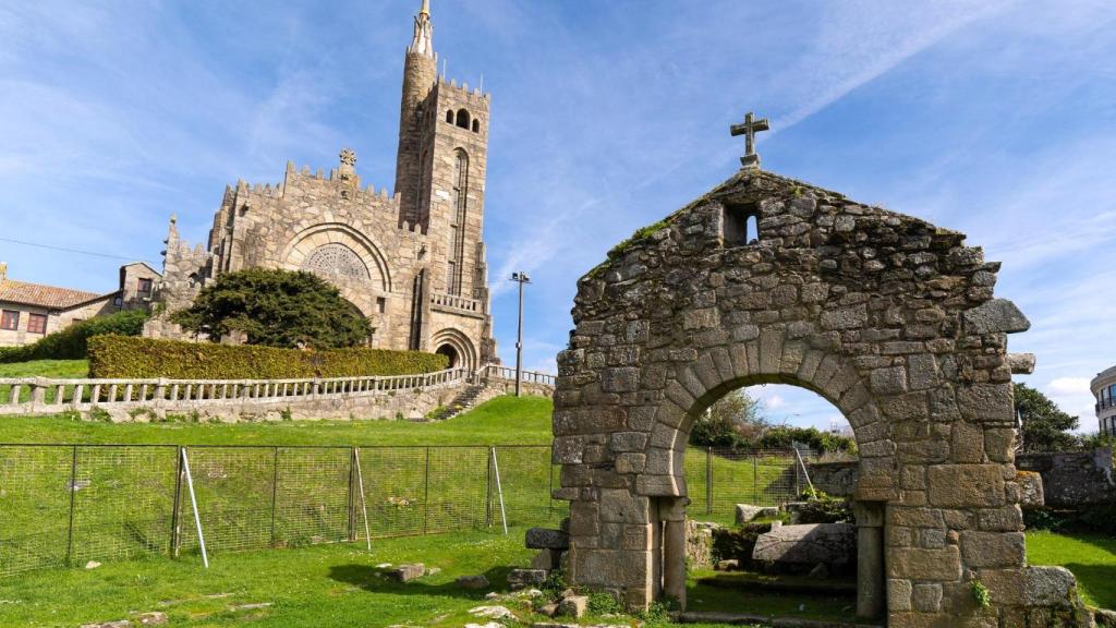 Los restos del arco visigótico frente al Templo Votivo del Mar