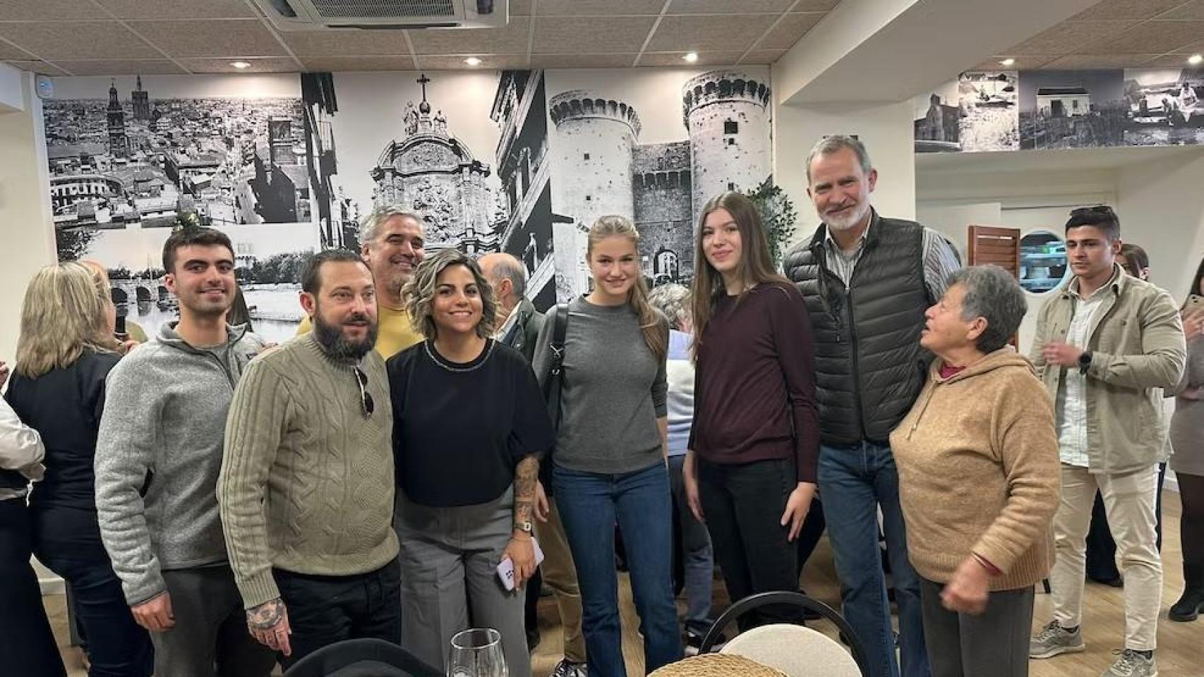 Los reyes Felipe y Letizia, junto a sus hijas, la princesa Leonor y la infanta Sofía, posan en la entrada del restaurante Albufera, en El Palmar, donde han comido, tras la visita privada a Catarroja. (EFE/Restaurante Albufera)