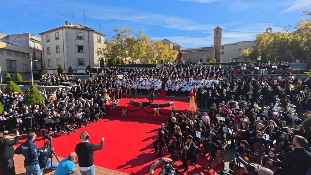 Miles de personas congregadas en la plaza del Ayuntamiento, con motivo de la iniciativa: ‘Linares canta con Raphael por Navidad’.