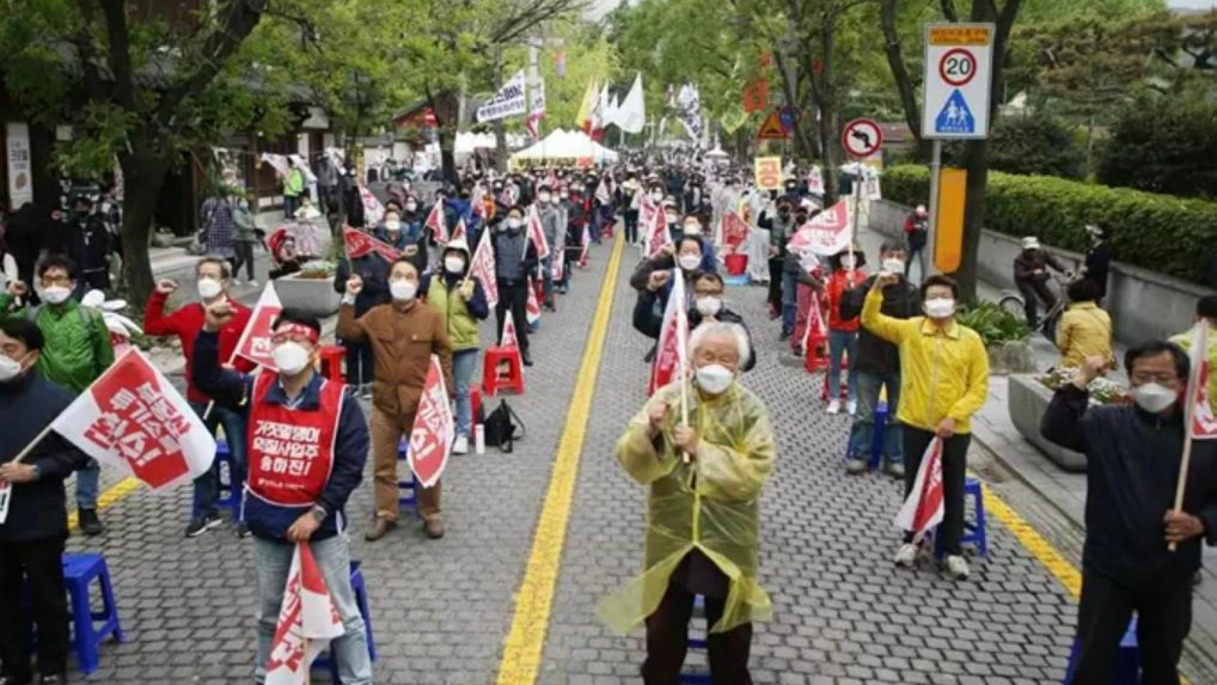 Imagen de archivo de trabajadores durante una protestas a favor de una mejora de las condiciones de trabajo en Corea del Sur.