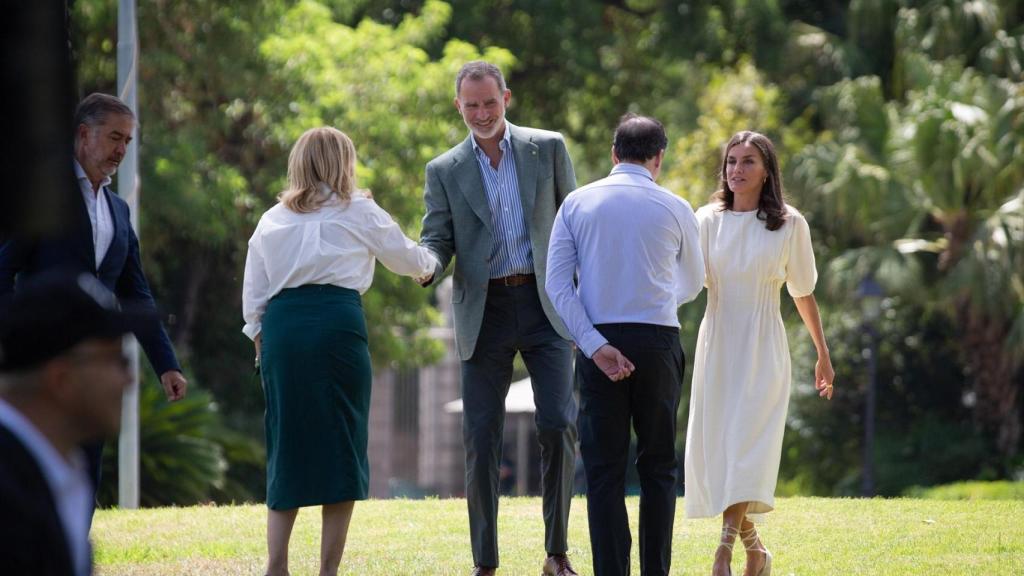 La Reina Letizia, saluda al director de Code.org a Espanya, Fran García del Pozo a su llegada a un taller para jóvenes de la Fundación Princesa de Girona