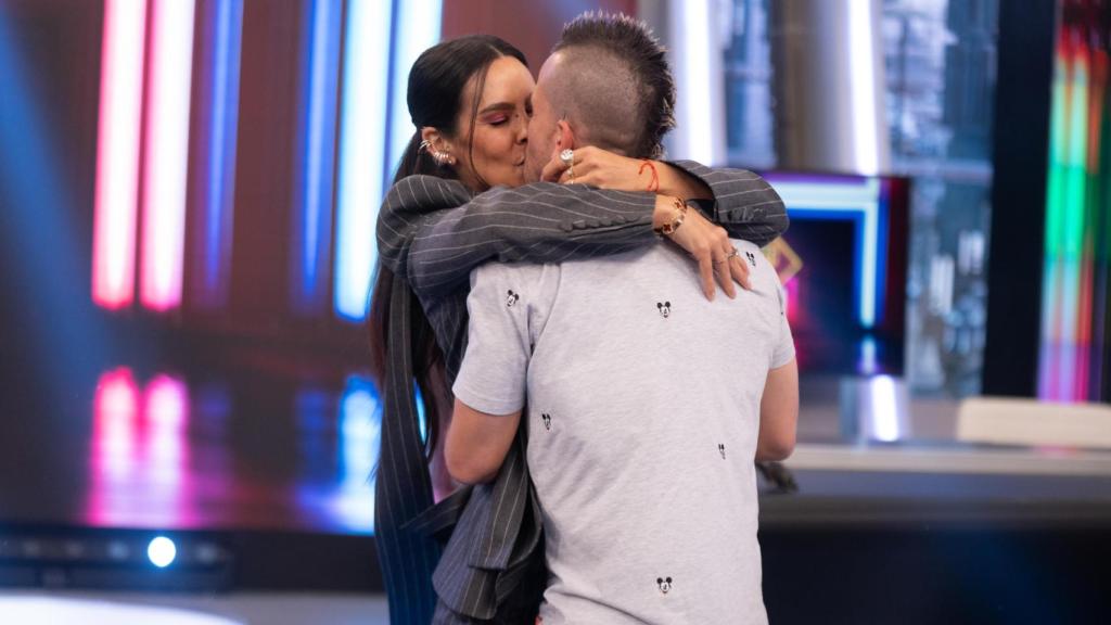 Pedroche y Muñoz, besándose en el plató de 'El Hormiguero', durante su última visita.