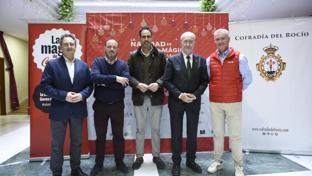 El alcalde de Málaga junto a los representantes de los organizadores.