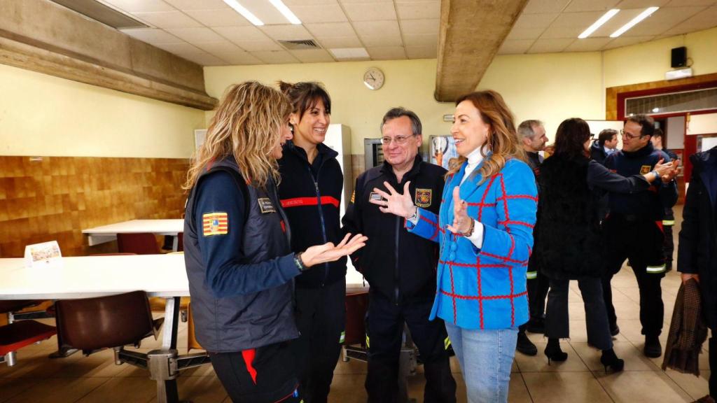 La alcaldesa de Zaragoza, Natalia Chueca, durante su visita a varios servicios municipales en el día de Nochebuena.