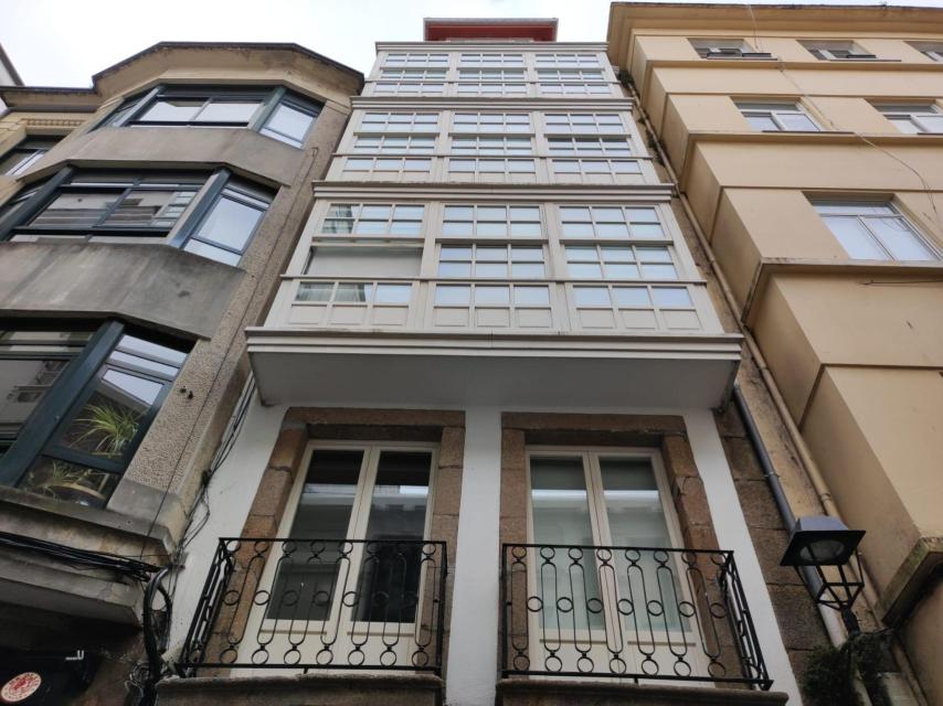 Inmueble, con galerías blancas, dedicado a alquiler turístico de corta duración en A Coruña.