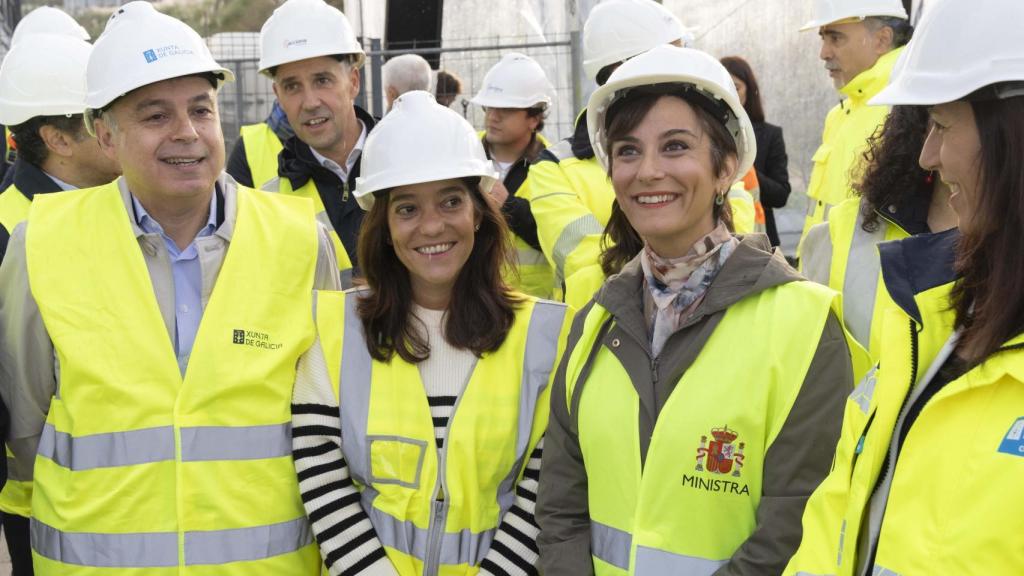 La alcaldesa, Inés Rey, y la ministra de Vivienda, Isabel Rodríguez, en A Coruña el pasado octubre.