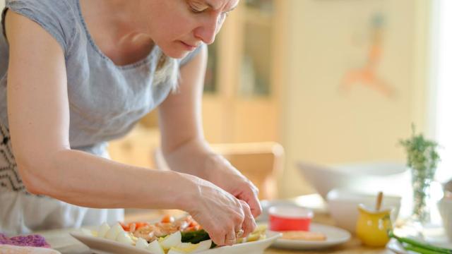 Mujer cenando.