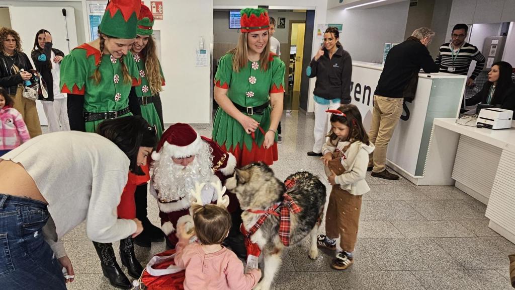 Papá Noel y los elfos en el hospital Quirónsalud Málaga.