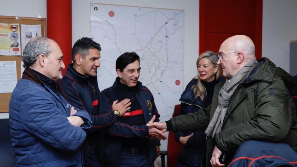 El alcalde de Valladolid, Jesús Julio Carnero; y la teniente de alcalde, Irene Carvajal, hablando con bomberos de la ciudad