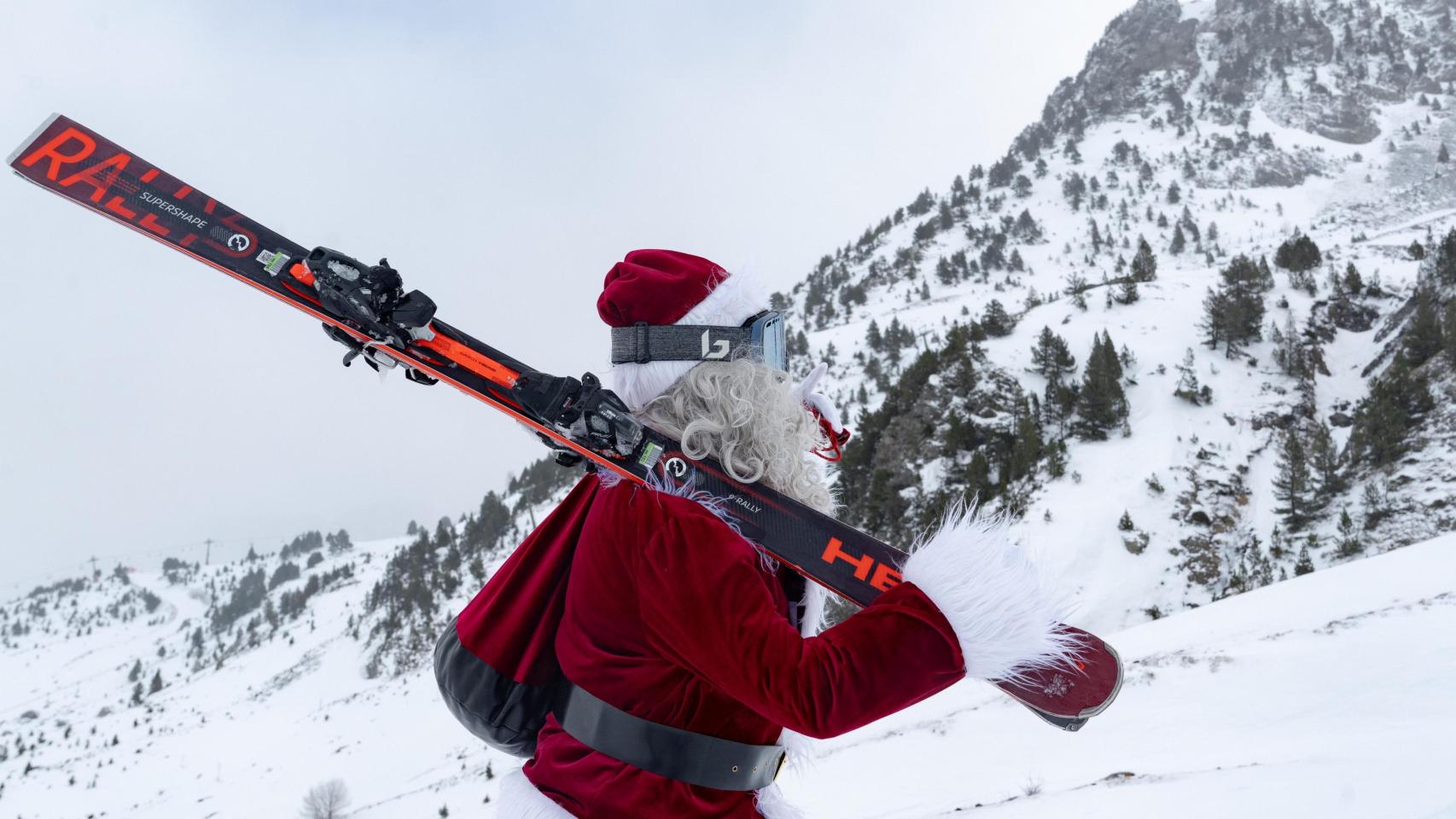 Visita sorpresa en Huesca: Papá Noel  esquía por las pistas de Aramón con mucho estilo