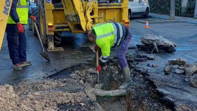 Los operarios municipales trabajan en la avería de agua de la calle Madrona de Segovia, este martes