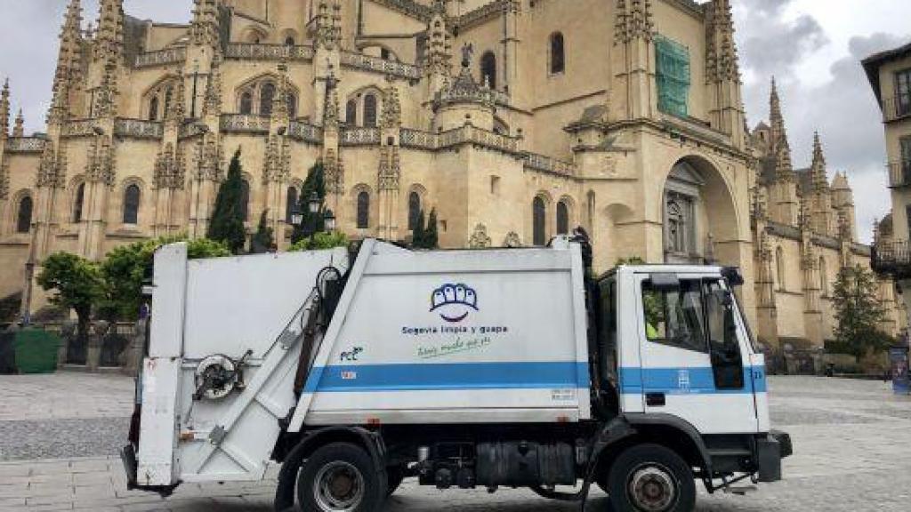 Un camión de recogida de residuos junto a la Catedral de Segovia