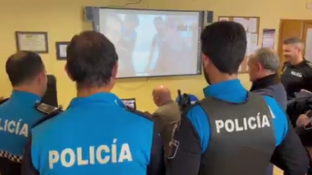 El alcalde de Valladolid, Jesús Julio Carnero, hablando con policías desplazados a Valencia