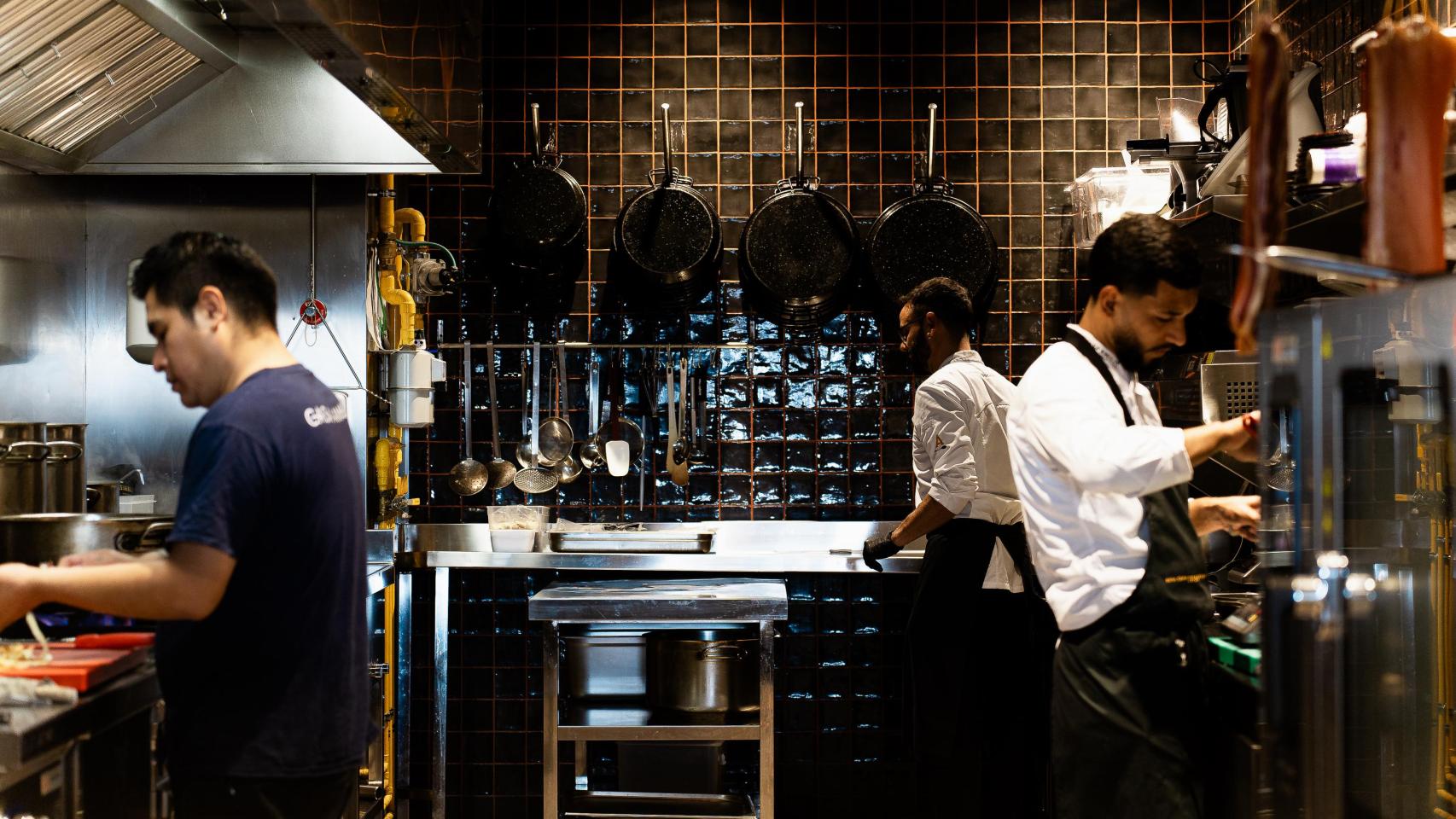 La casa de comidas con vistas al puerto de Barcelona donde la cocina importa tanto como el bienestar del personal