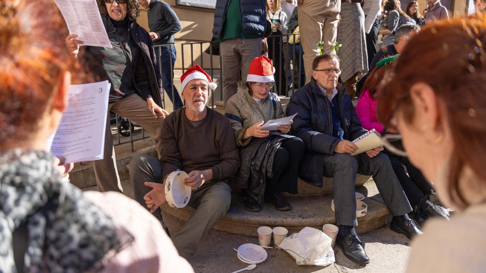 Toledo cumple con la tradición: las mejores imágenes de las multitudinarias migas de Nochebuena