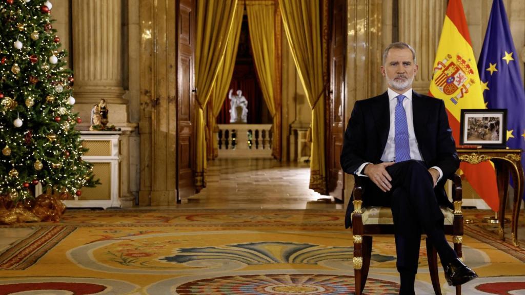 Felipe VI en su tradicional mensaje de Navidad, grabado en el Salón de Columnas del Palacio Real.