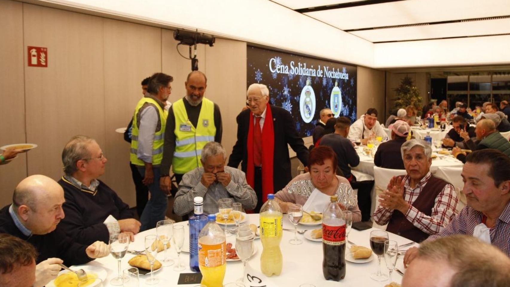 El padre Ángel en la cena de Navidad del Barnabéu.