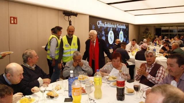 El padre Ángel en la cena de Navidad del Barnabéu.