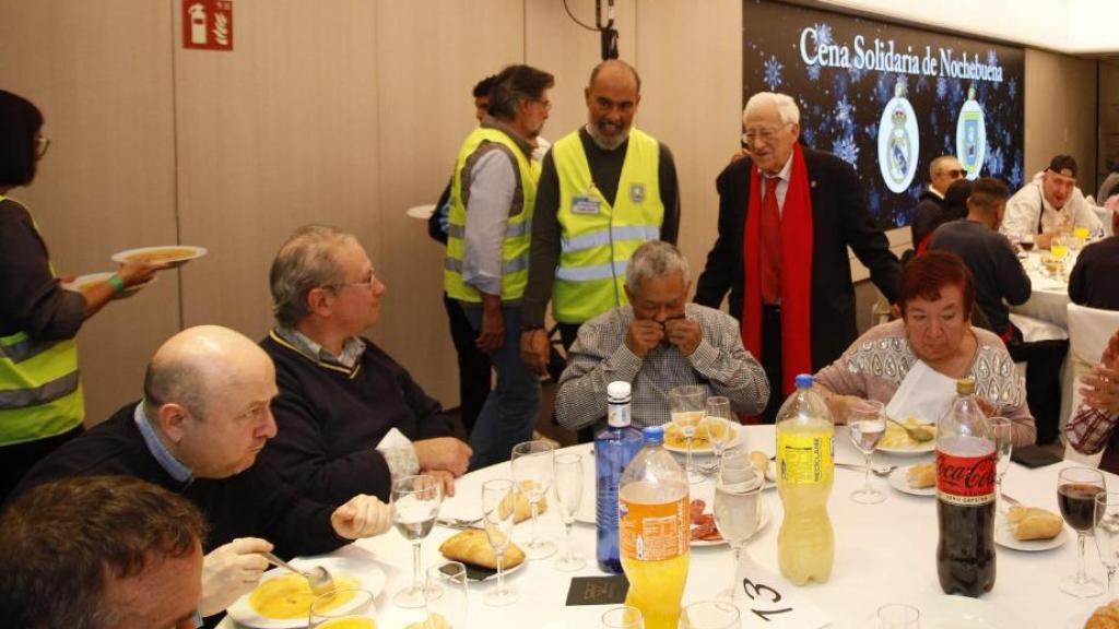 El padre Ángel en la cena de Navidad del Barnabéu.