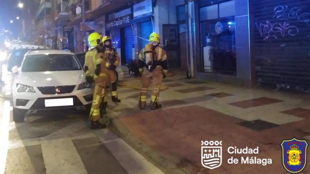 Los bomberos trabajando en la zona.