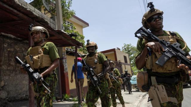 La unidad SWAT de la policía nacional de Haití y la policía de Kenia patrullan por las calles de Puerto Príncipe.