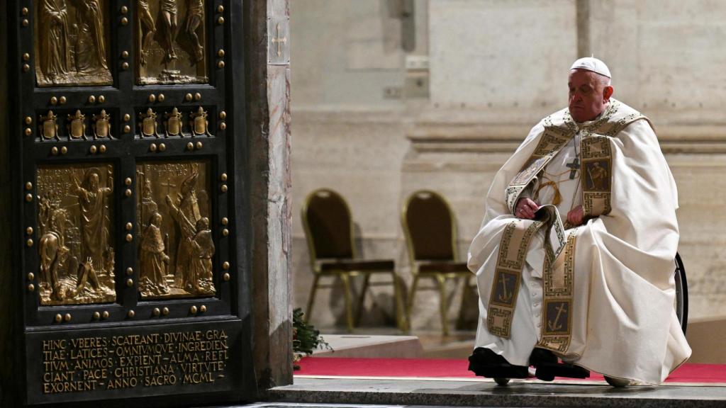 El Papa Francisco abre la Puerta Santa dela basílica de San Pedro.