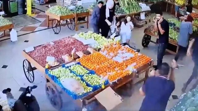 Una grabación de una cámara de seguridad muestra la explosión de un buscapersonas de un miembro de Hezbolá en una tienda de frutas y verduras en Líbano.