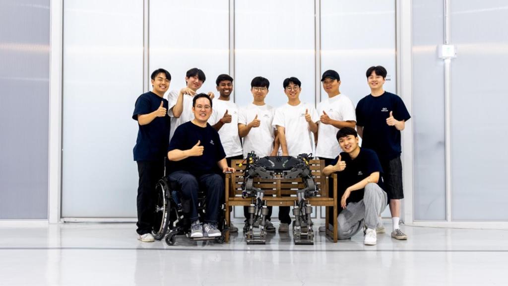 El equipo del KAIST con el exoesqueleto WalkON Suit F1