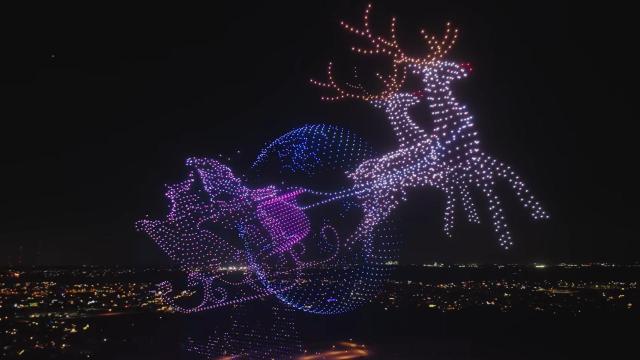 Papá Noel y sus renos en uno de los momentos de la exhibición con drones