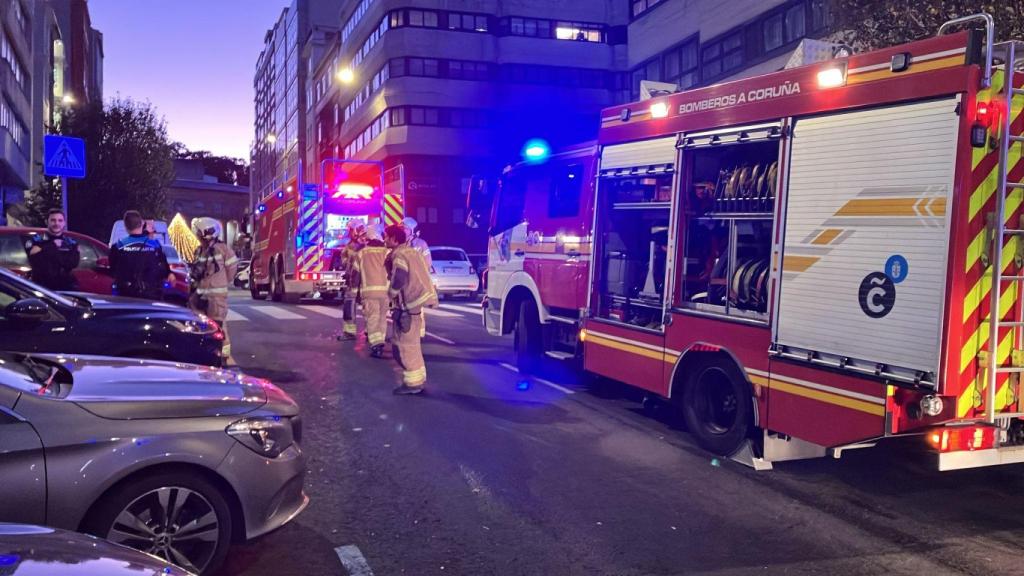 Los bomberos interviniendo en el edificio Trébol