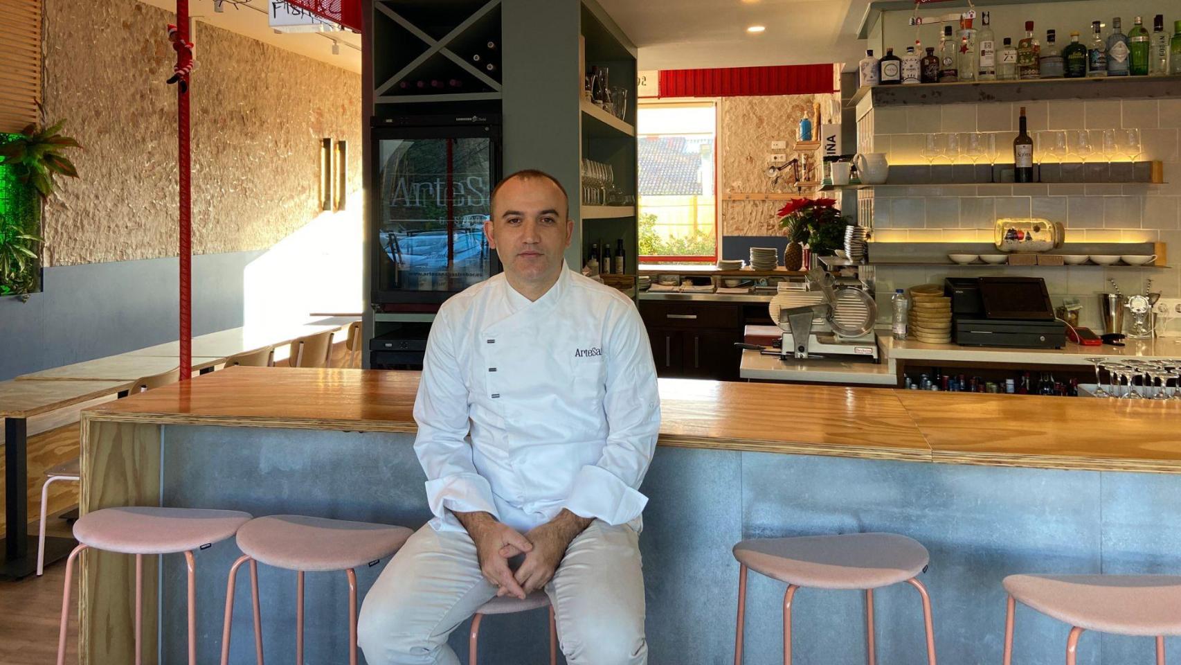 Álvaro Pérez, responsable de Artesana Gastrobar, en Santiago.