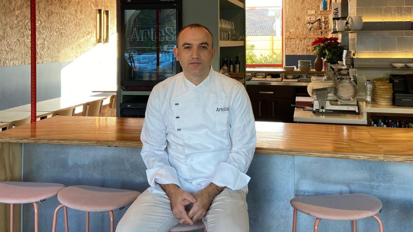 Álvaro Pérez, responsable de Artesana Gastrobar, en Santiago.