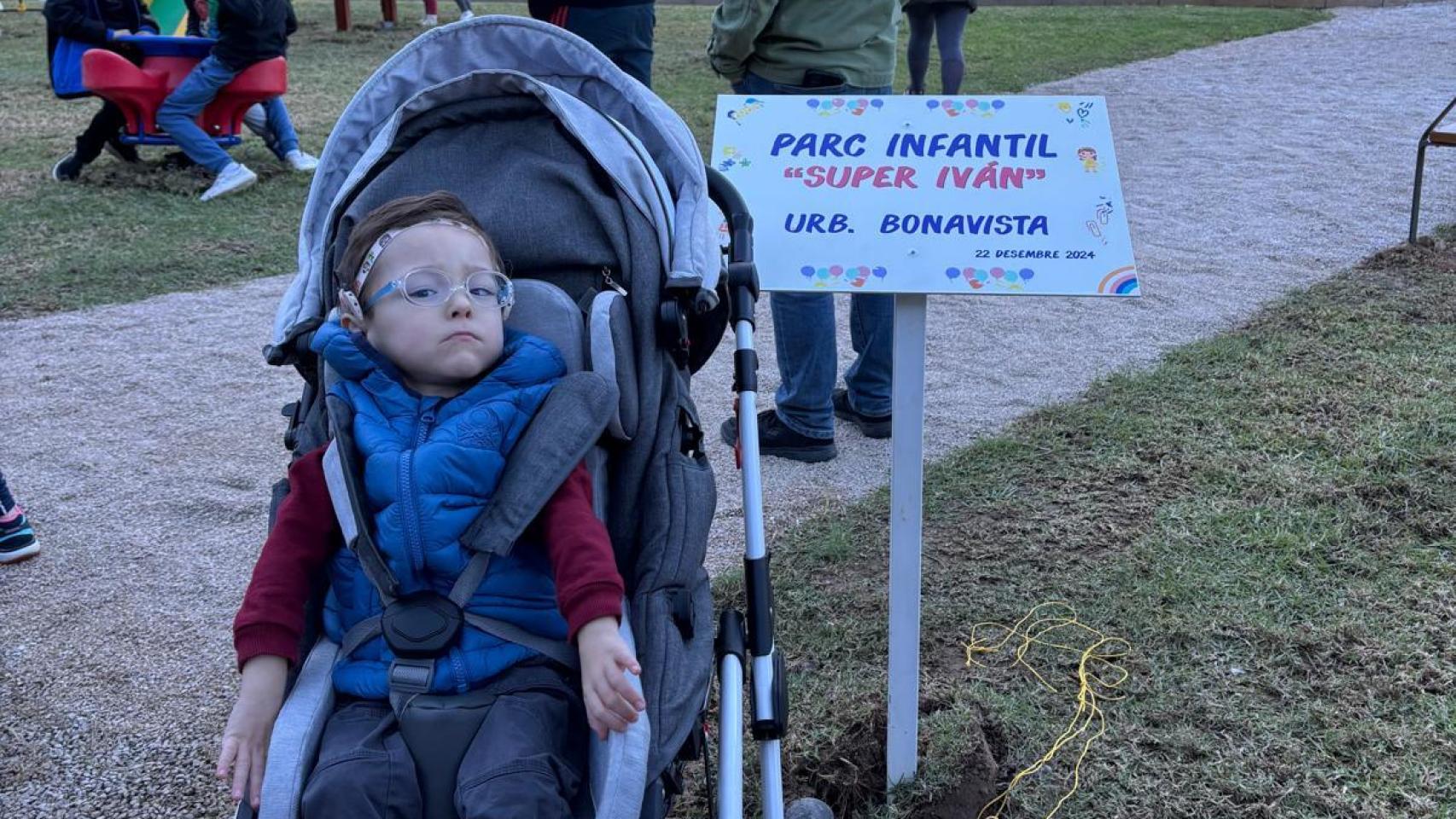 El pequeño Iván, al lado del parque infantil que lleva su nombre: Super Iván. EE