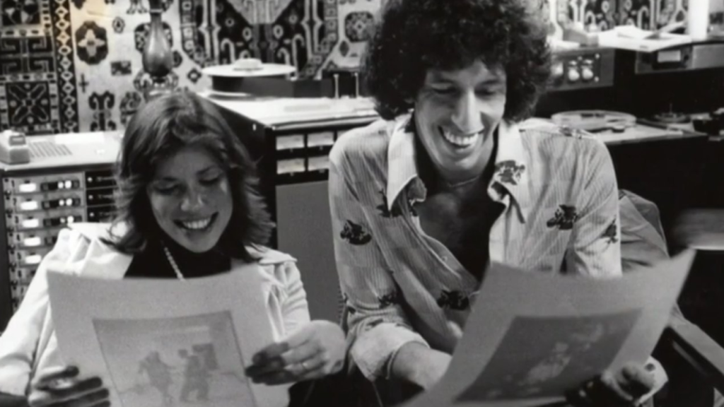 Richard Perry en el estudio de grabación junto a Carly Simon.