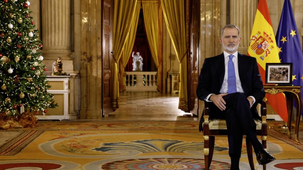 Felipe VI en su tradicional mensaje de Navidad, grabado en el Salón de Columnas del Palacio Real.