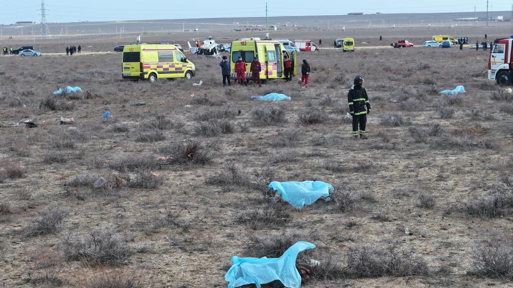 Una vista de dron muestra el lugar del accidente de un avión de pasajeros cerca de Aktau (Kazajastán)