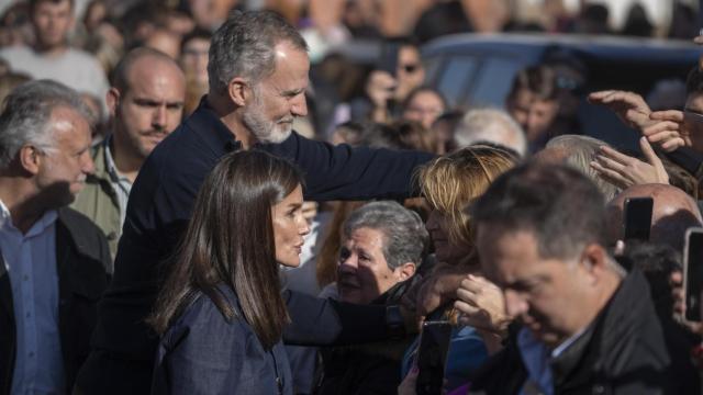 Los Reyes Felipe VI y Letizia saludan a los vecinos de la localidad durante la visita a la localidad de Utiel, tres semanas después de la DANA. Europa Press / Jorge Gil