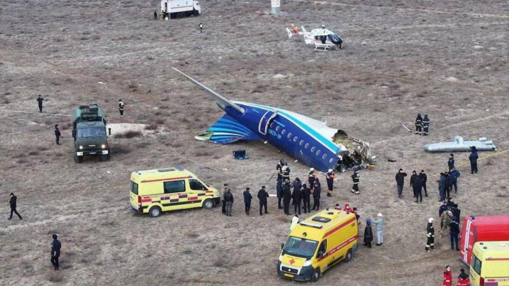 Imagen de la parte trasera del avión tras el fallido aterrizaje de emergencia en el aeródromo de Aktau.