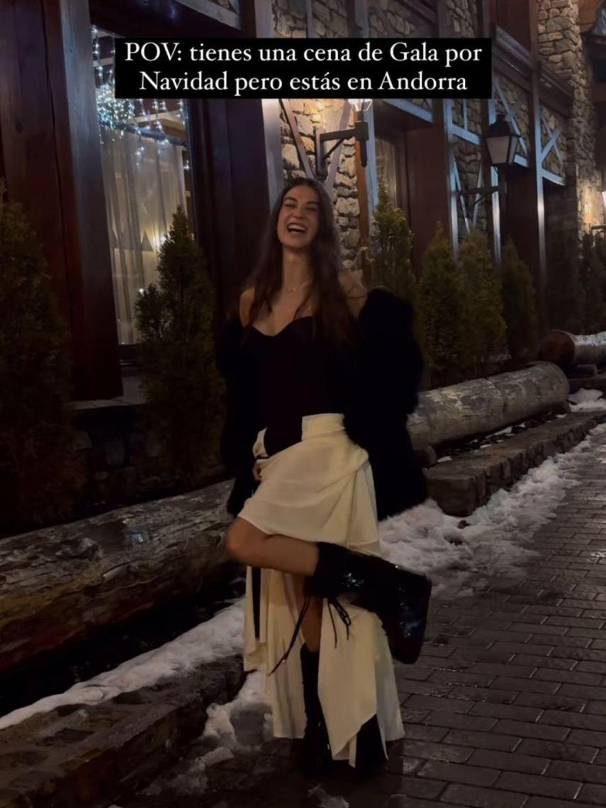 Estela Grande con vestido de invitada y botas de nieve.