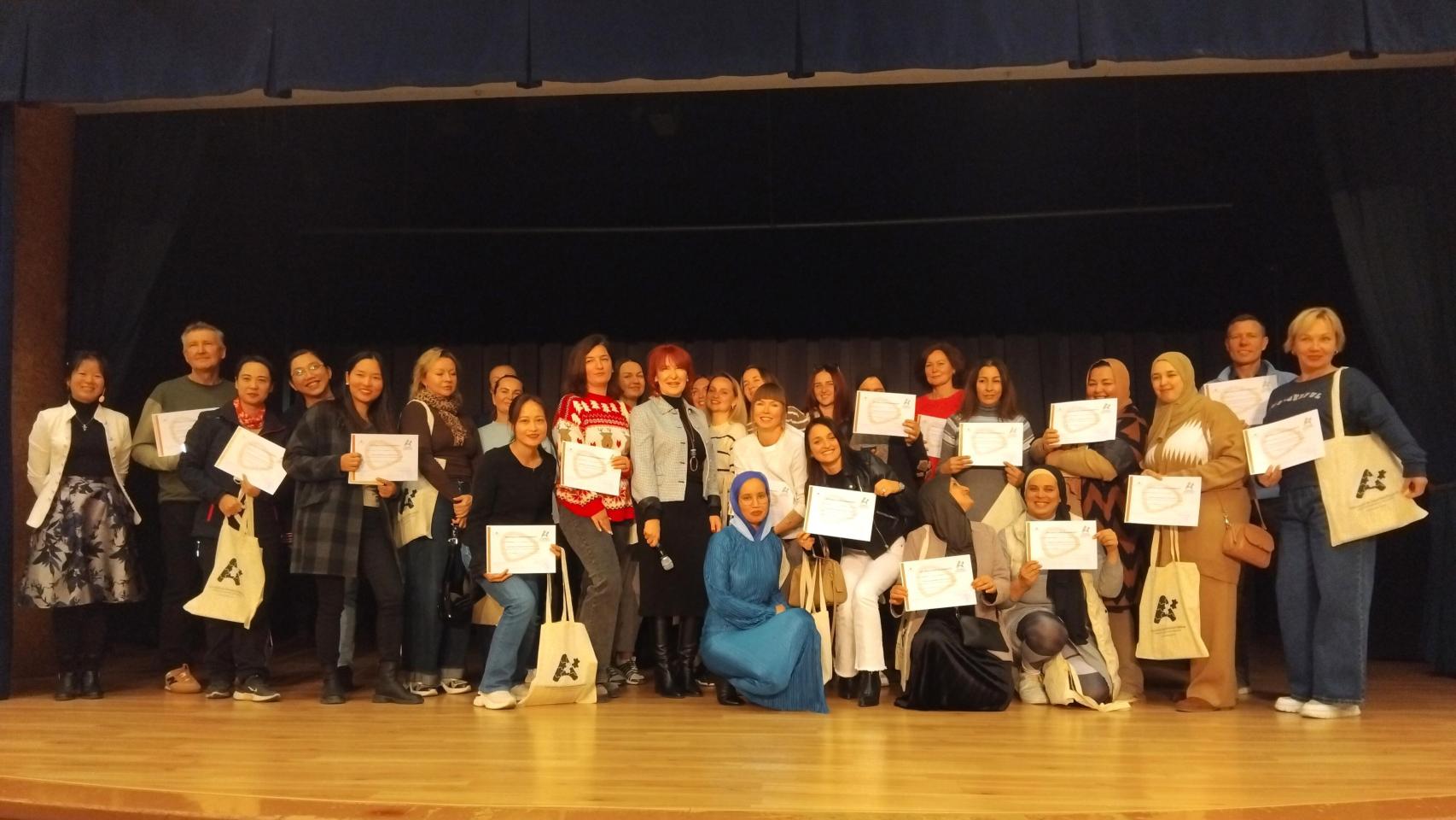 La concejala Begoña León con alumnas de los cursos de español en Alicante.