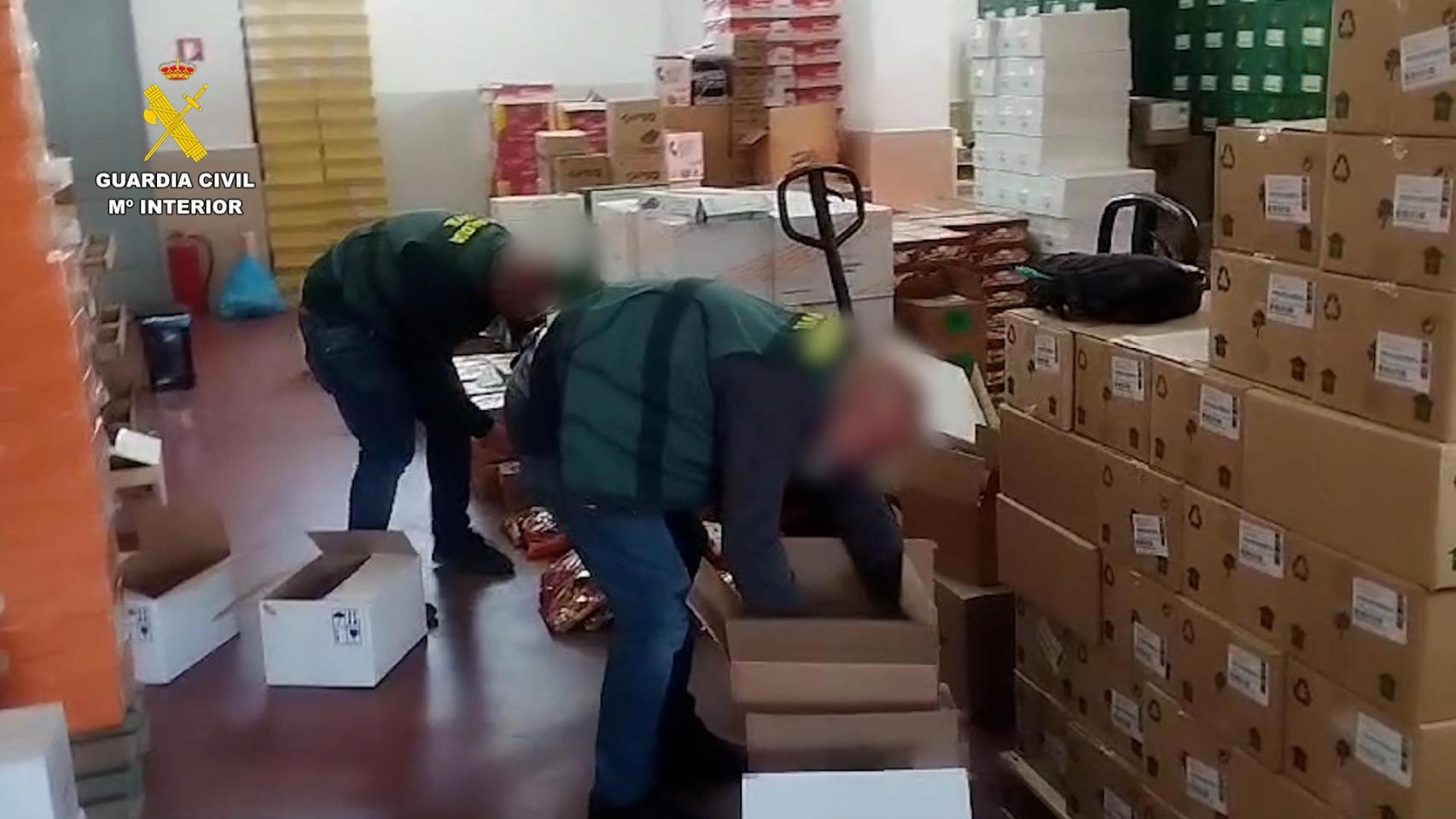 Los agentes de la Guardia Civil durante la inspección del material intervenido.